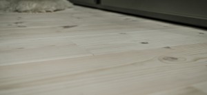 Pušinės grindlentės iš skandinaviškos medienos yra tvirtos ir ilgaamžės.