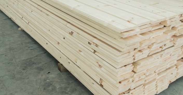 Medenio apvadai yra aukštos kokybės, pagaminti iš skandinaviškos lėtai augančios pušies arba eglės medienos.