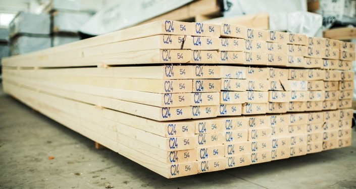 Medenio statybinė mediena yra tikslių matmenų, kokybiško džiovinimo, obliavimo, nesusukta, neperlinkusi, be skilimų galuose.